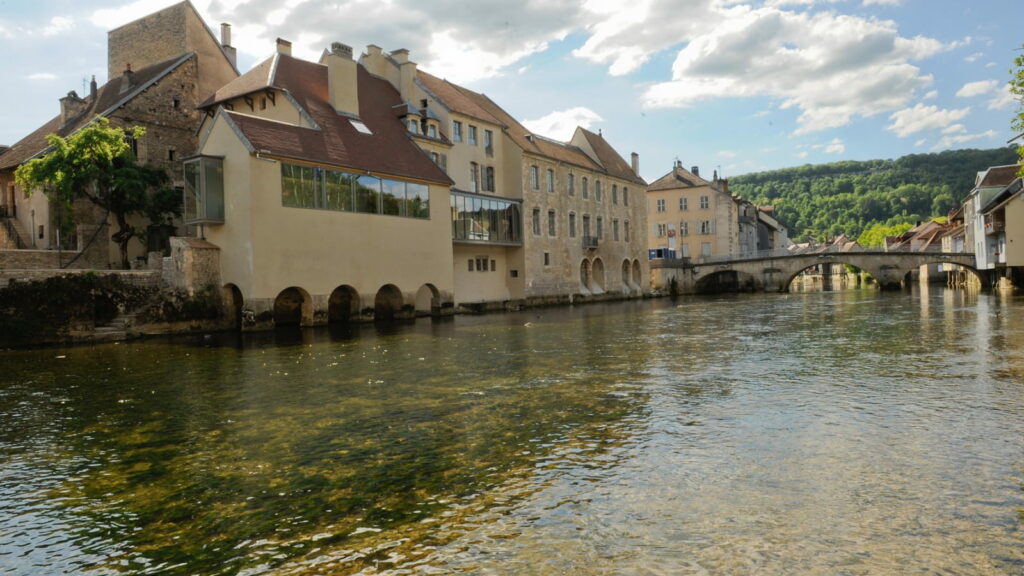 Vue sur la Loue à Ornans. Musée courbet. Restaurant les deux initiales.
